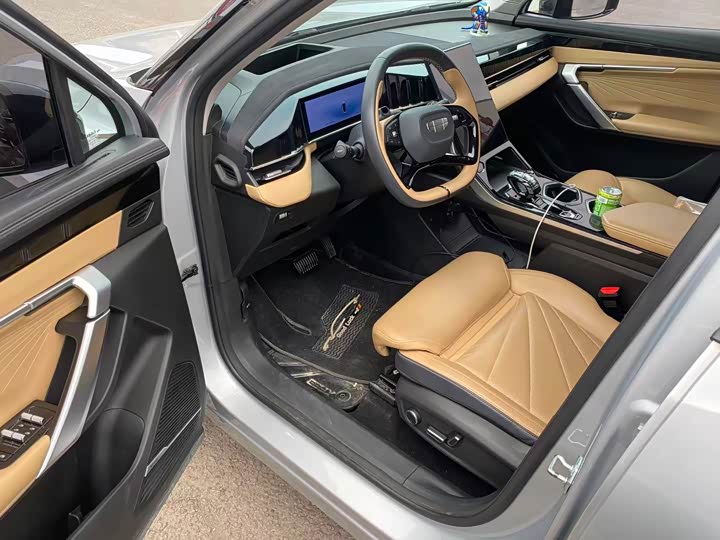 Фото 2 - Geely Atlas L
