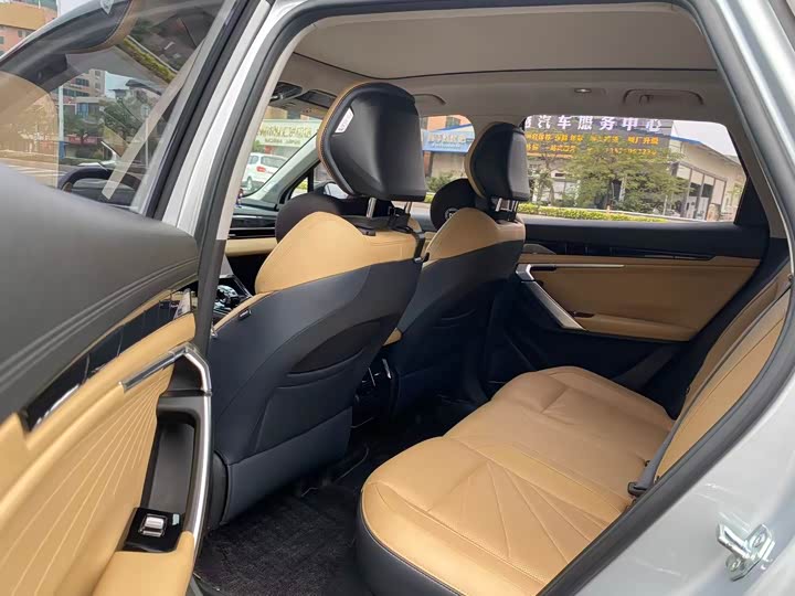 Фото 3 - Geely Atlas L