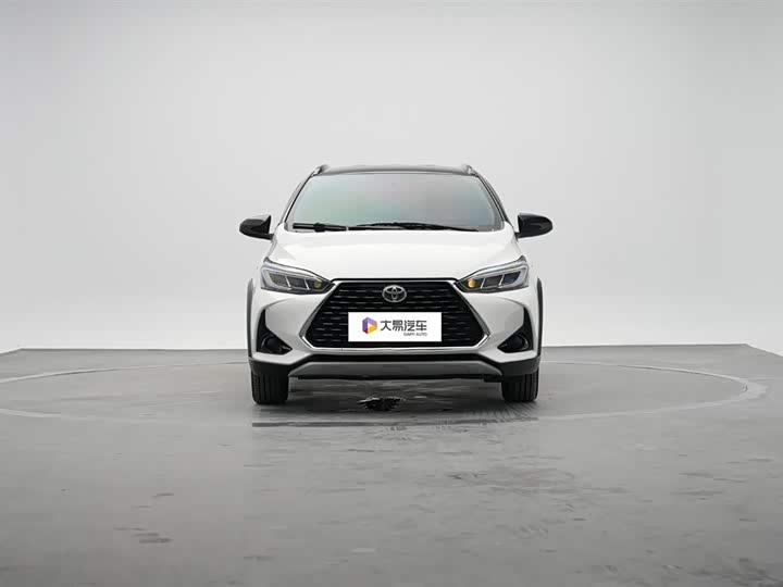 Фото 2 - Toyota Yaris L Hatchback