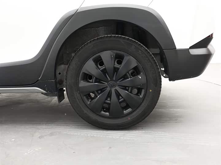 Фото 9 - Toyota Yaris L Hatchback