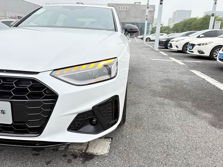 Audi A4L 2025 2025款 200万辆悦享版 40 TFSI 豪华动感型
