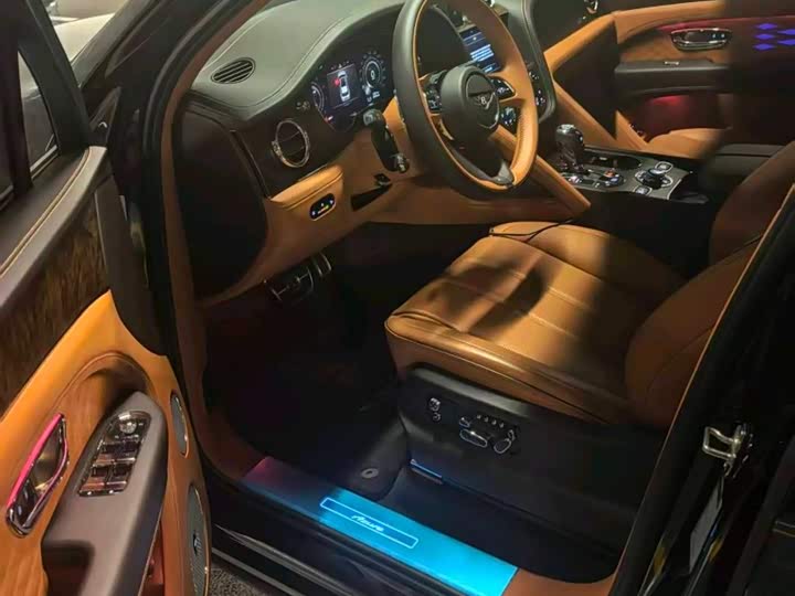 Bentley Bentayga 2024 2024款 4.0T V8 长轴距雅度版