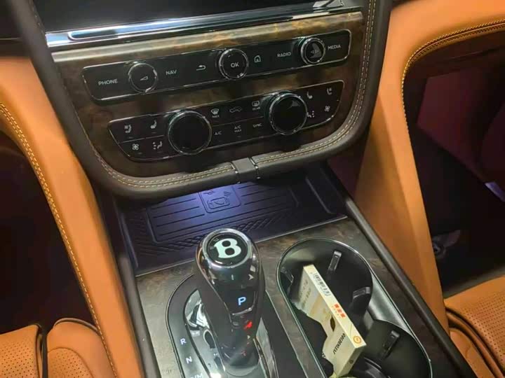 Bentley Bentayga 2024 2024款 4.0T V8 长轴距雅度版