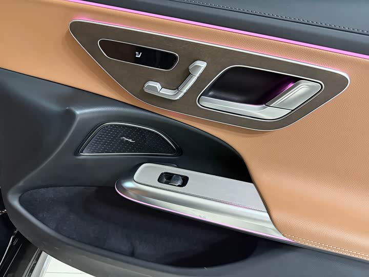 صورة 5 - Mercedes-Benz E-Class