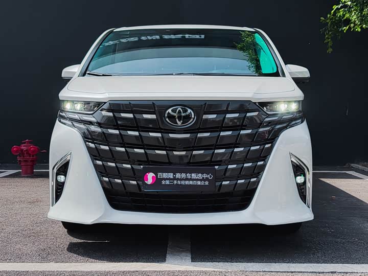 Фото 1 - Toyota Alphard