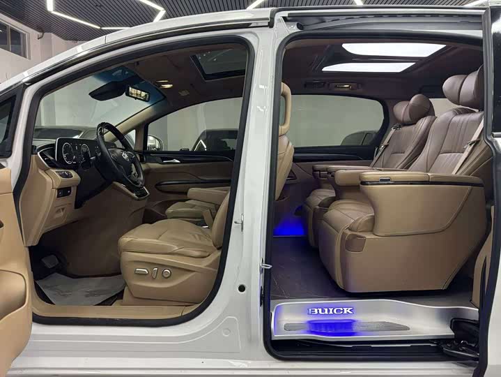 Photo 7 - Buick GL8 ES