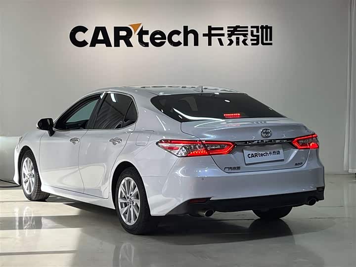 Фото 6 - Toyota Camry