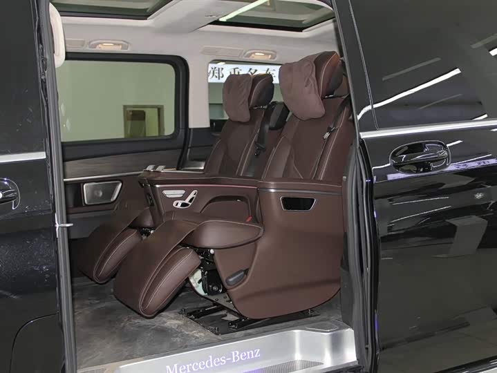 Mercedes-Benz V-Class 2024 2024款 V 300 L 长轴距豪华版