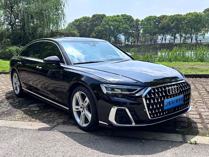 Фото 3 - Audi A8