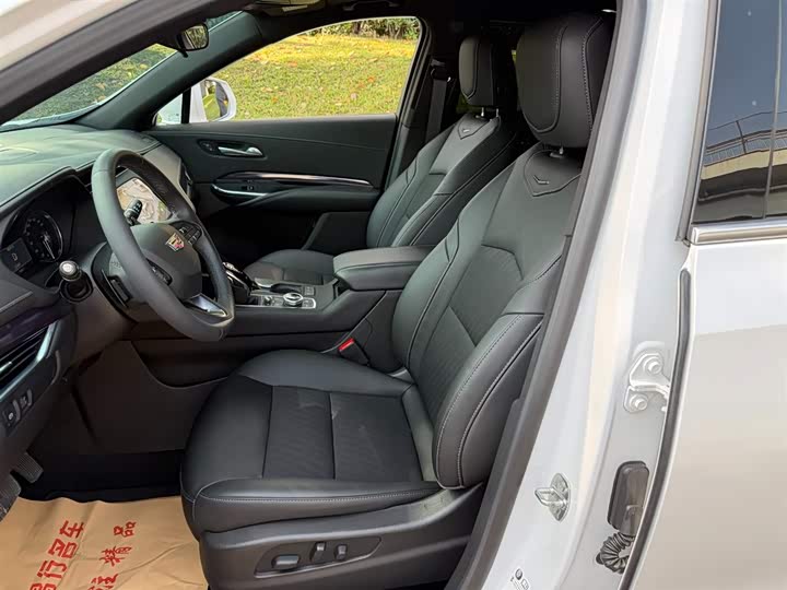 Фото 8 - Cadillac XT4