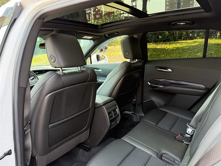 Фото 9 - Cadillac XT4