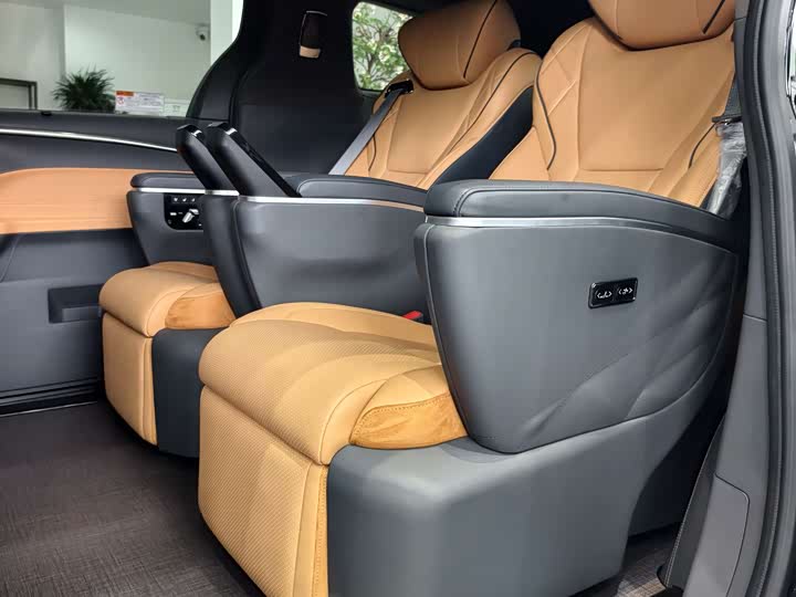 Toyota Granvia 2026 2026款 2.5L混动 尊爵MAX四驱版