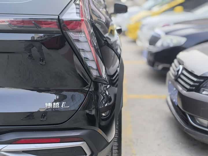 Фото 2 - Geely Atlas L