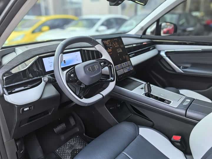 Фото 4 - Geely Atlas L