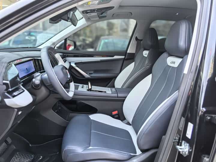 Фото 9 - Geely Atlas L