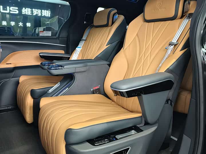 Toyota Granvia 2026 2026款 2.5L混动 尊爵MAX四驱版