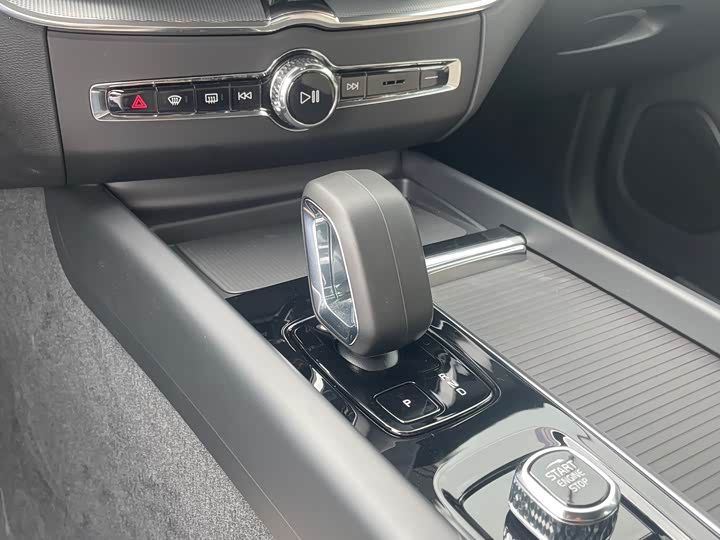 Volvo XC60 2026 2026款 B5 四驱智逸豪华版
