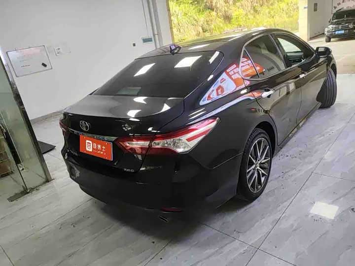 Фото 3 - Toyota Camry