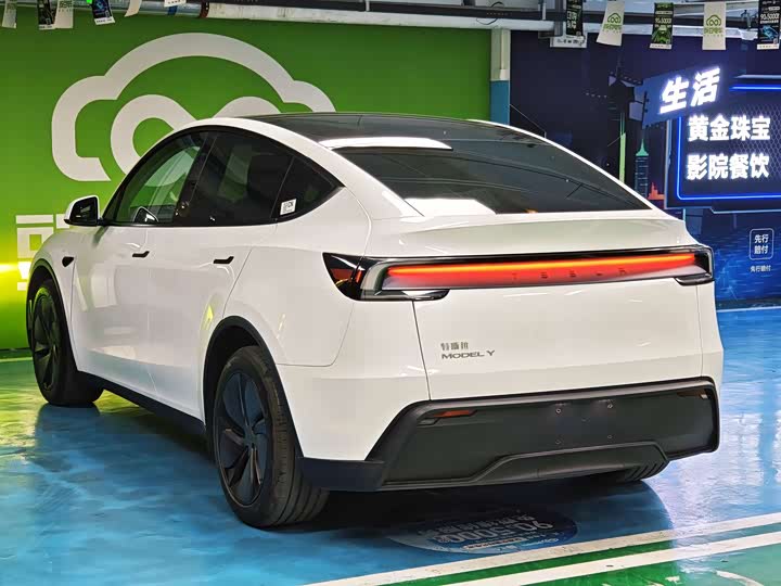 Photo 7 - Tesla Model Y