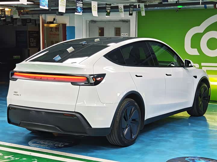 Photo 8 - Tesla Model Y