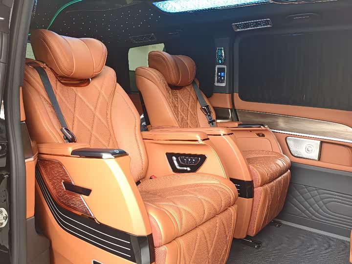 Mercedes-Benz V-Class 2024 2024款 V 300 L 长轴距尊贵版