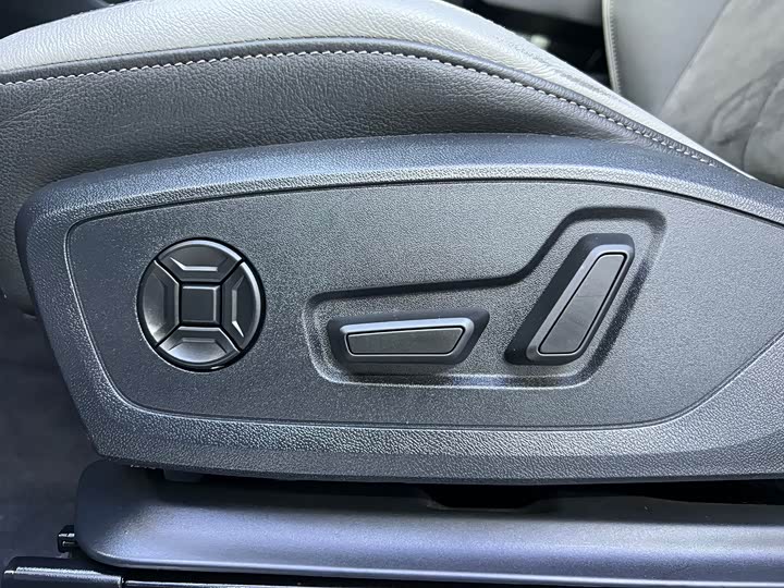 Photo 6 - Audi Q3