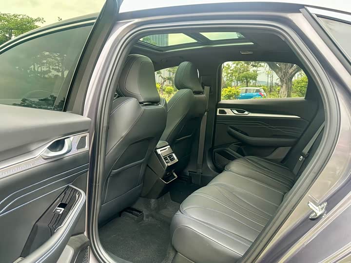 Фото 9 - Geely Preface