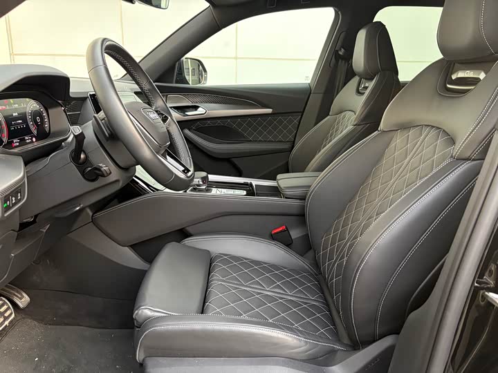 Audi Q6 2024 2024款 45 TFSI quattro 黑武士版 6座