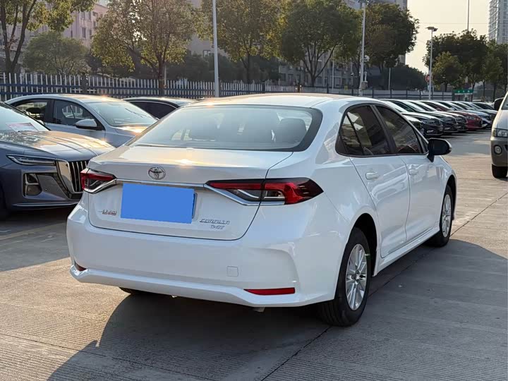 Фото 4 - Toyota Corolla