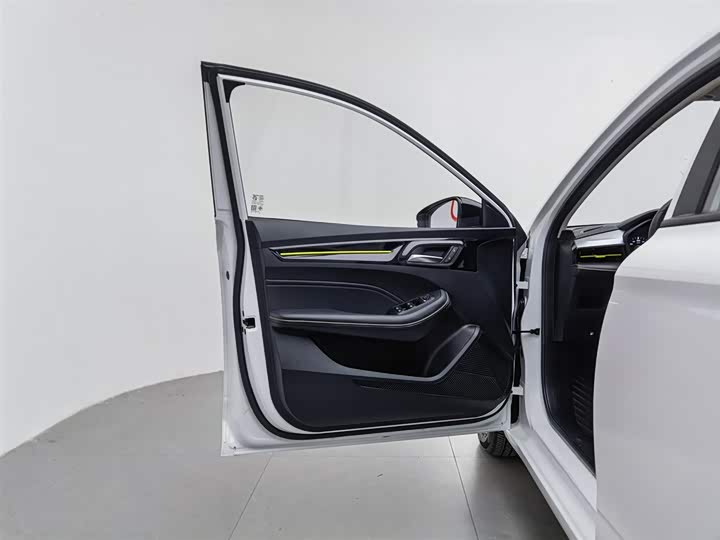 Фото 8 - Roewe i5