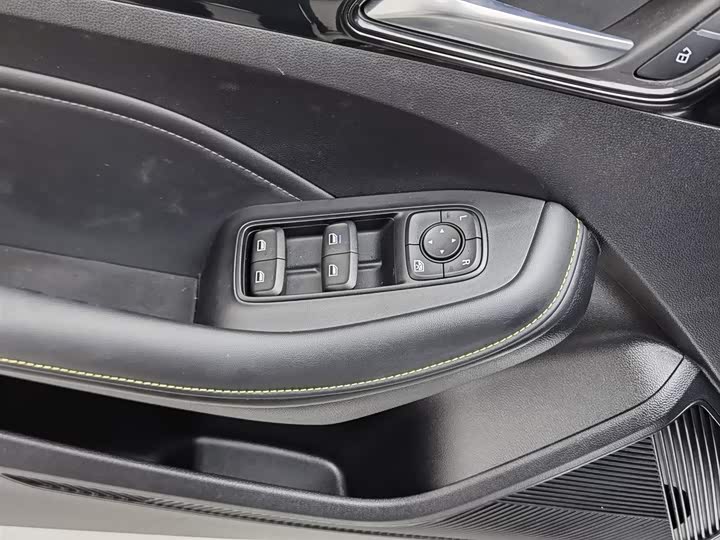 Фото 9 - Roewe i5