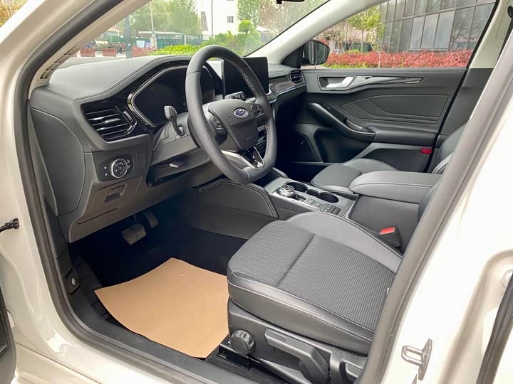 Ford Focus 2021 2021款 两厢 EcoBoost 180 自动锋潮型