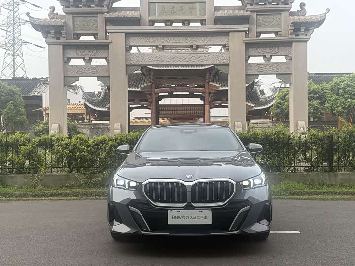 Photo 2 - BMW 5 Series