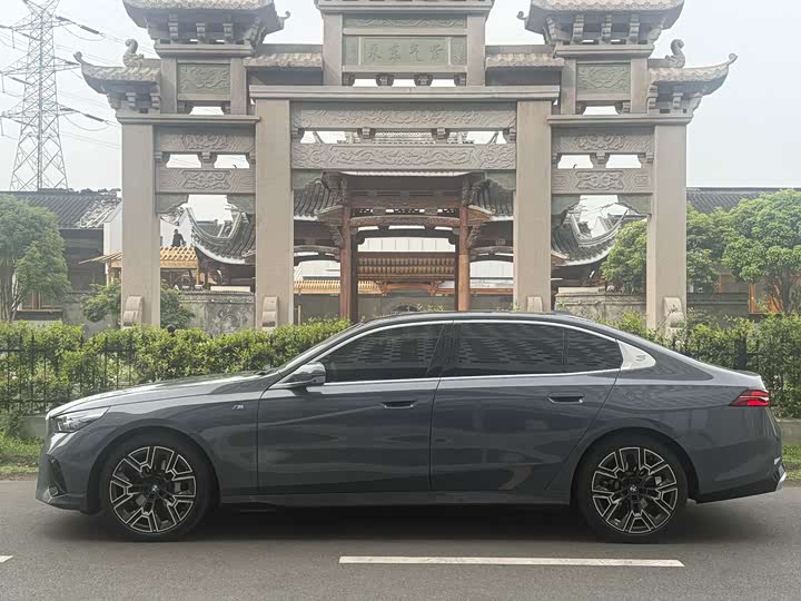 Photo 3 - BMW 5 Series