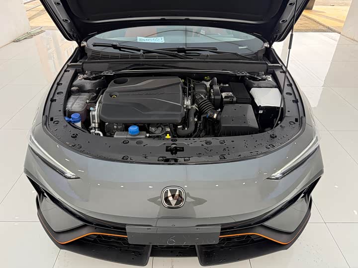 Changan UNI-V 2025 2025款 1.5T 500Bar尊贵运动型