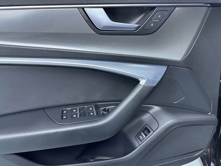 Фото 5 - Audi A6L
