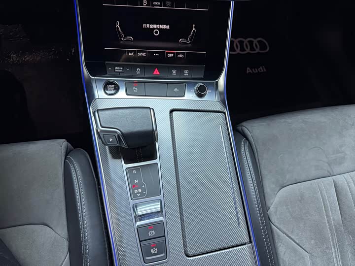 Фото 9 - Audi A6L