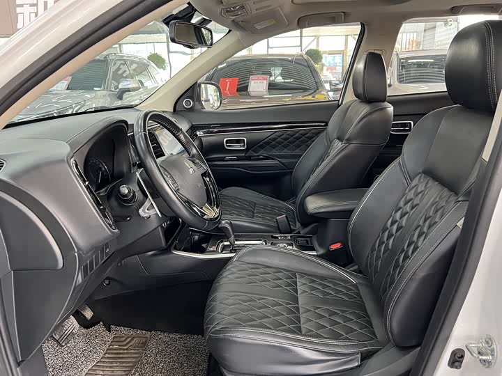Mitsubishi Outlander 2021 2021款 2.4L 四驱致享版 7座