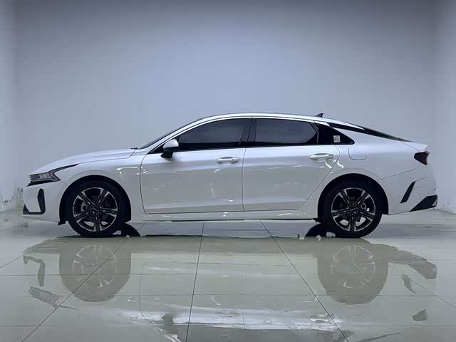 Kia K5 2025 2025款 1.5T 尊贵版