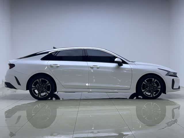 Kia K5 2025 2025款 1.5T 尊贵版