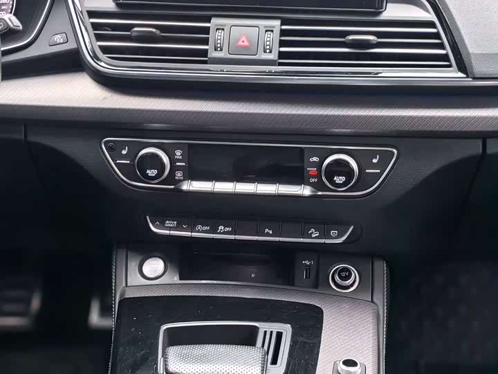 Photo 5 - Audi Q5L