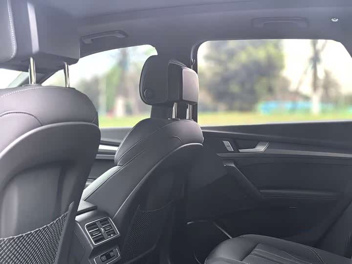 Photo 8 - Audi Q5L