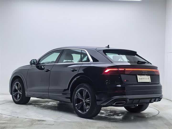 Фото 7 - Audi Q8