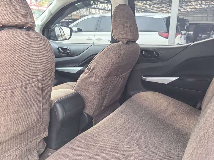 Nissan Navara 2022 2022款 2.5L 手动两驱智联型QR25