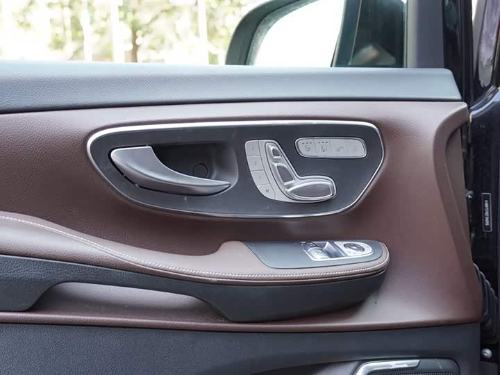 Mercedes-Benz V-Class 2024 2024款 V 300 L 长轴距豪华版
