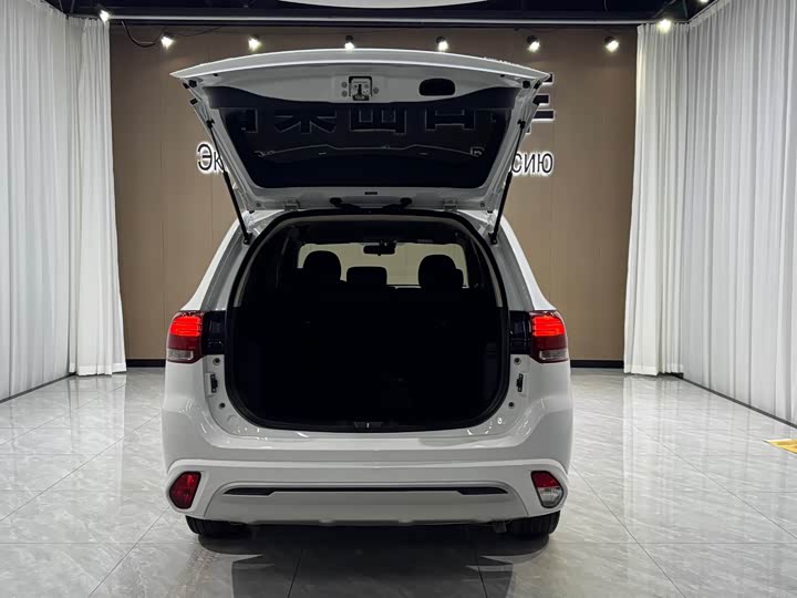 Фото 8 - Mitsubishi Outlander