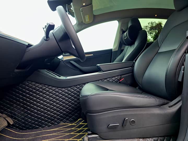 Photo 4 - Tesla Model Y
