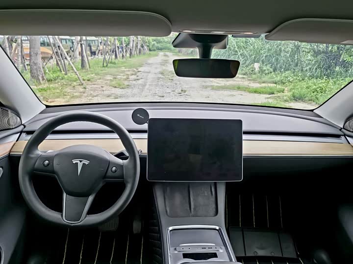 Photo 5 - Tesla Model Y