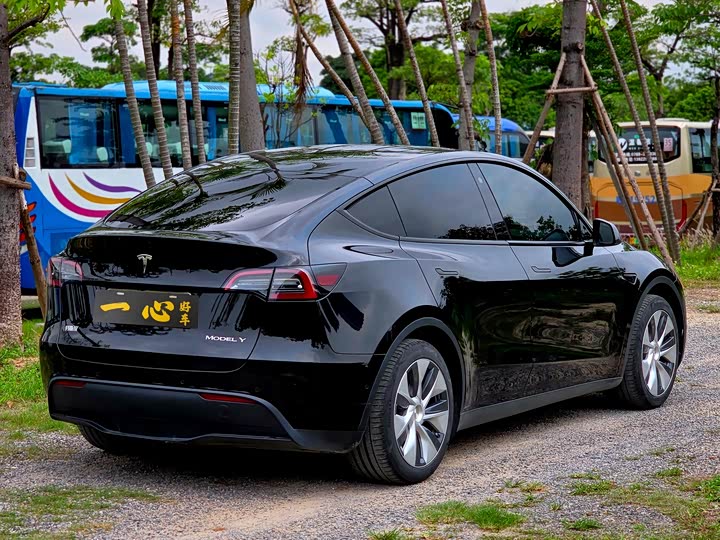 Photo 8 - Tesla Model Y