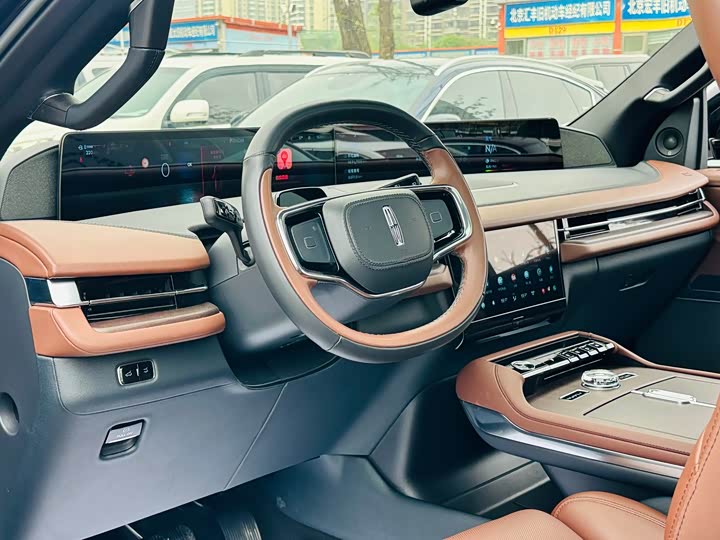 Фото 8 - Lincoln Navigator